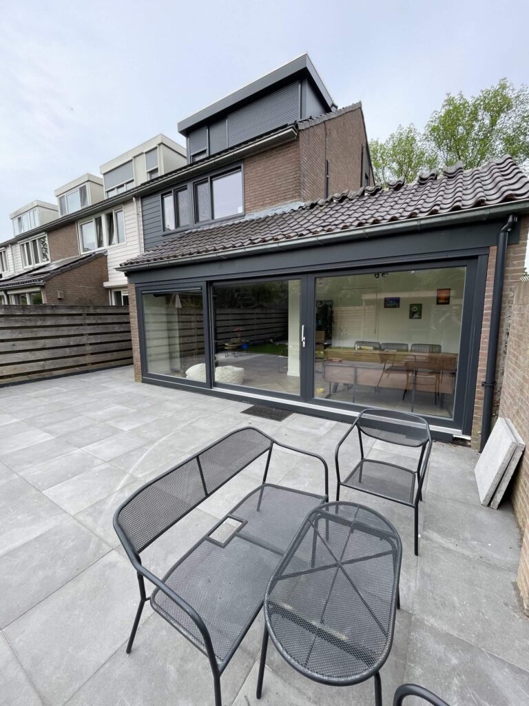 Ons project in Huizen. Waarbij we voor de renovatie van een woning, nieuwe ramen hebben geleverd. Zowel voor de raamkozijnen als de schuifdeuren. Deel 2 van een andere hoek.