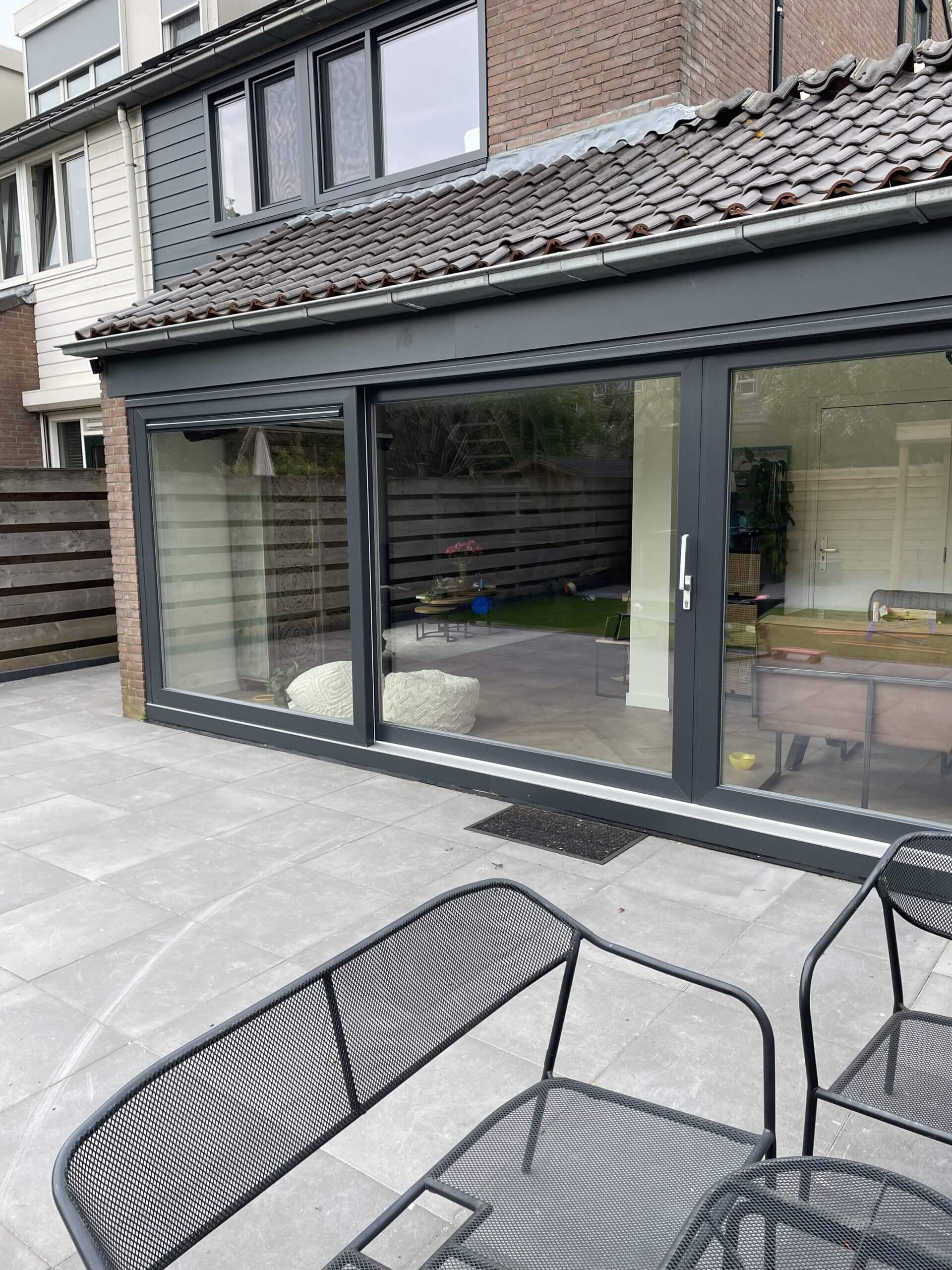 Ons project in Huizen. Waarbij we voor de renovatie van een woning, nieuwe ramen hebben geleverd. Zowel voor de raamkozijnen als de schuifdeuren. Deel 4 een close-up van de schuifpui
