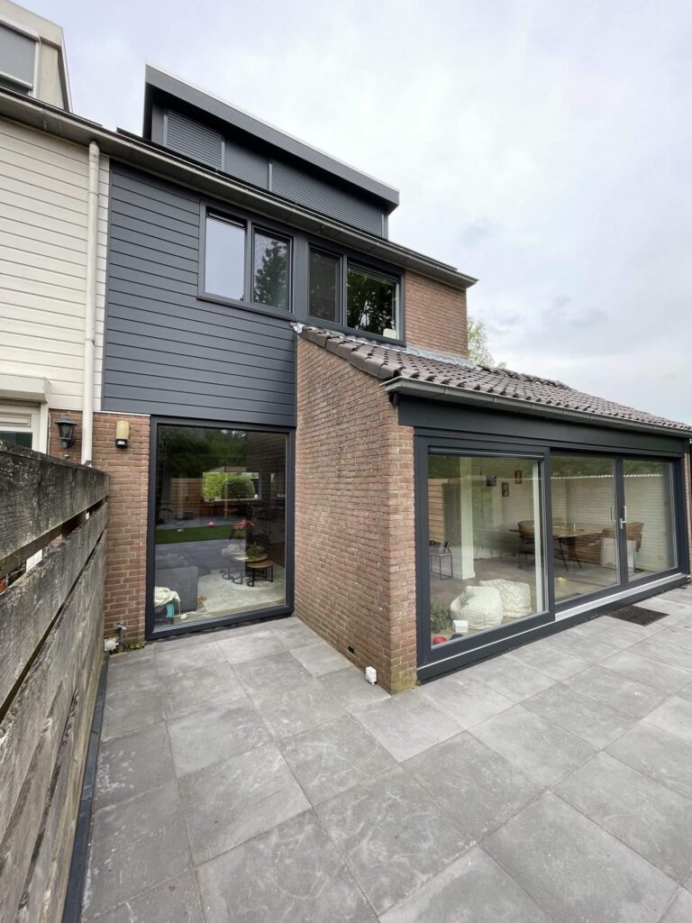 Ons project in Huizen. Waarbij we voor de renovatie van een woning, nieuwe ramen hebben geleverd. Zowel voor de raamkozijnen als de schuifdeuren.