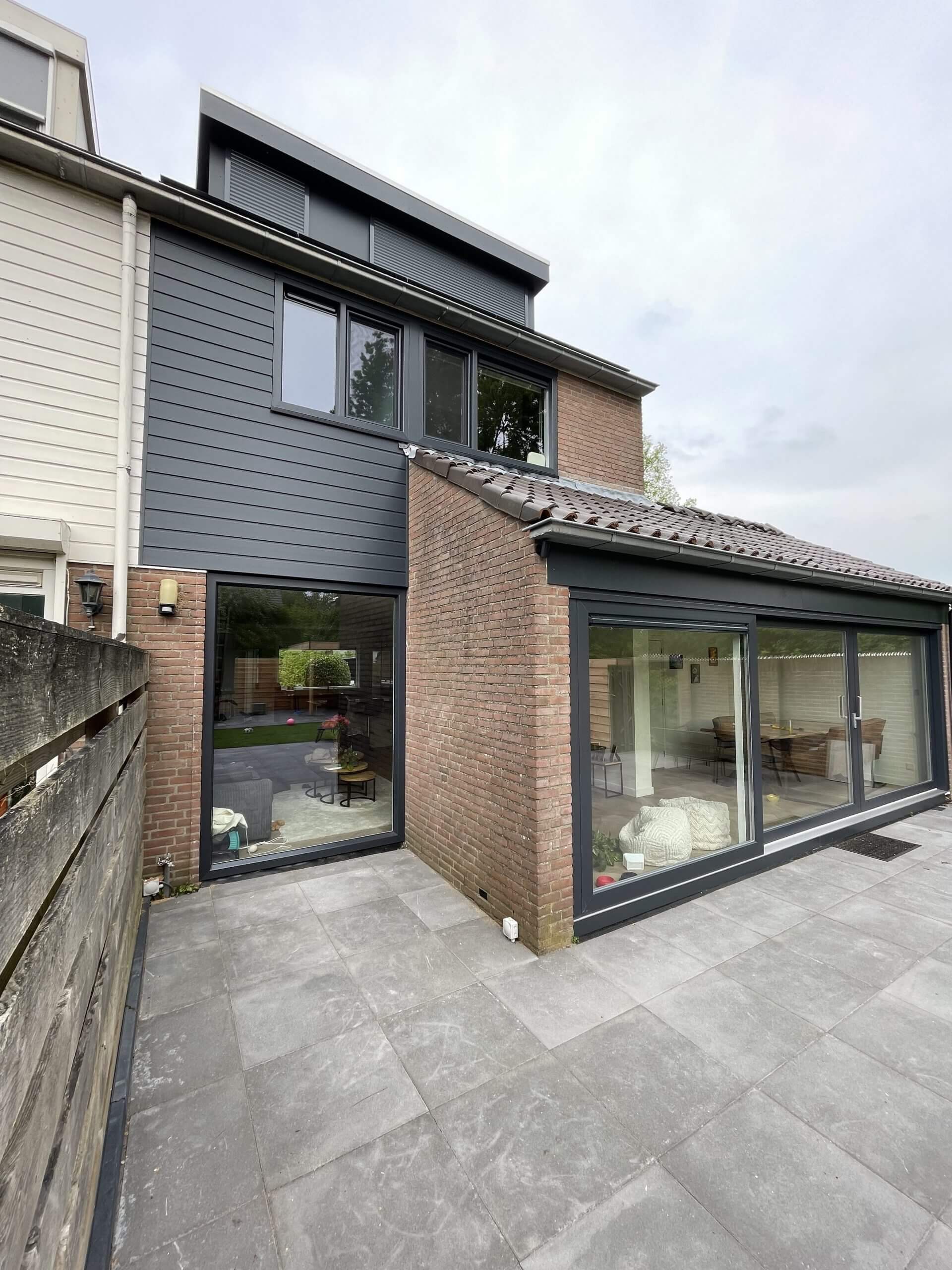 Ons project in Huizen. Waarbij we voor de renovatie van een woning, nieuwe ramen hebben geleverd. Zowel voor de raamkozijnen als de schuifdeuren.