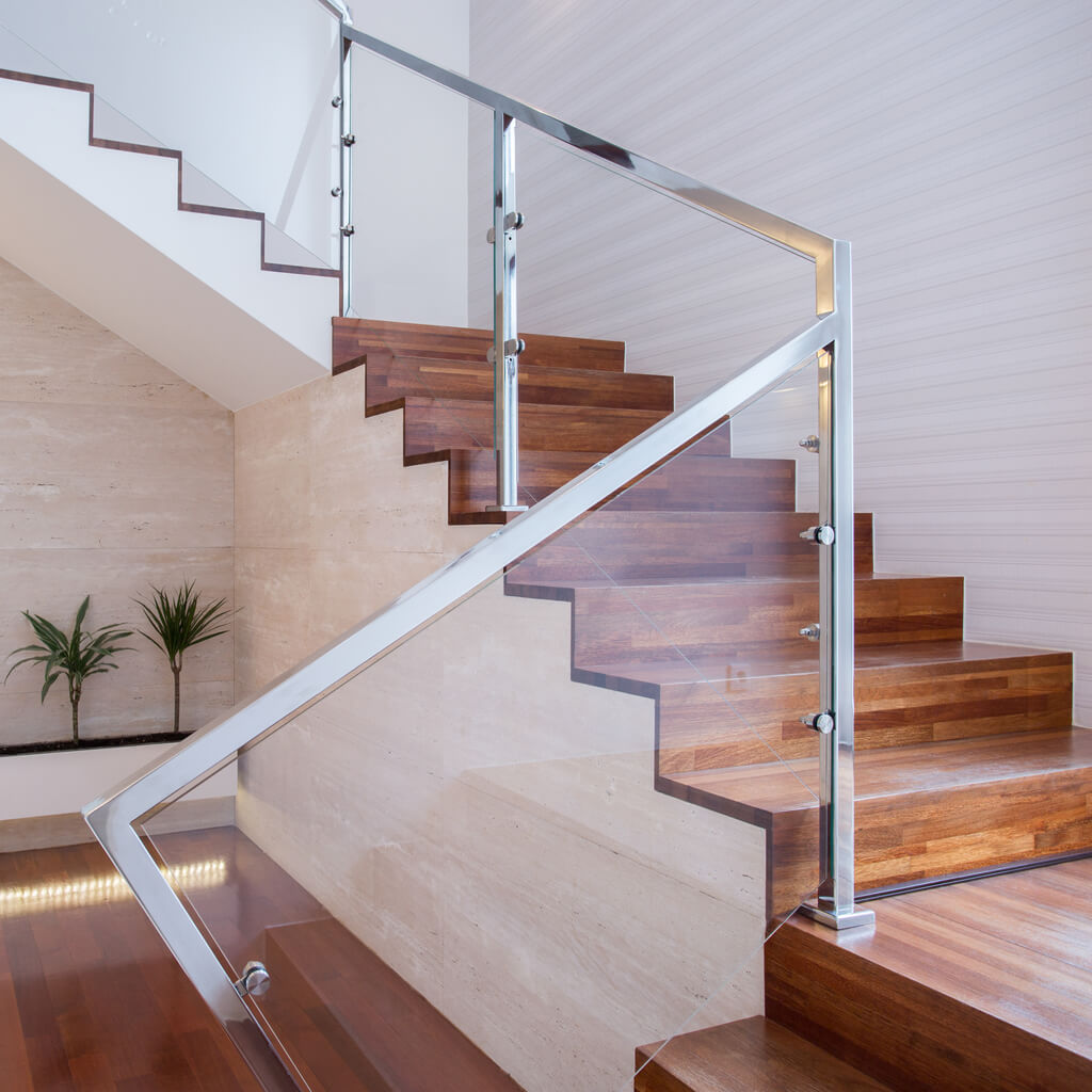 Hoe mooi zou het zijn bij een trap in een open ruimte. Een glazen balustrade kan hiervoor de oplossing zijn.