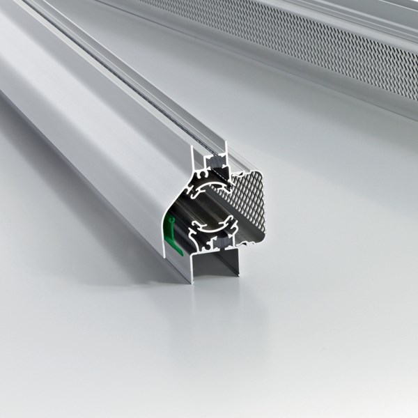 De ventilatieroosters plaatsen wij dan met uw glazen in het kozijn.
