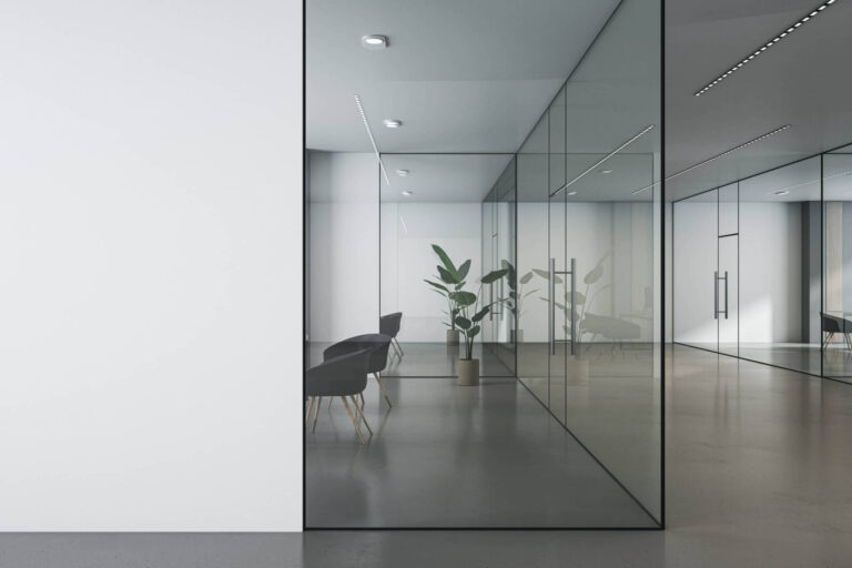 Glazen scheidingswanden voor in uw bedrijfpand of kantoor? Quality Glass levert ze op maat.