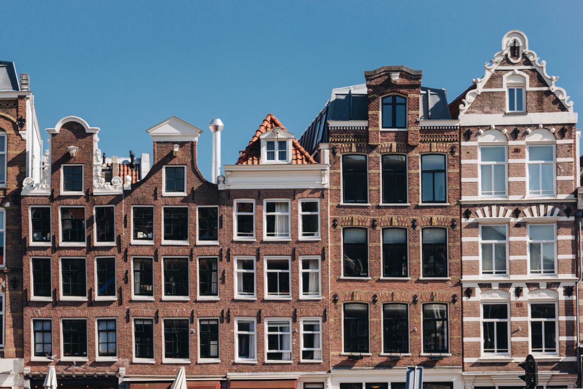 Glashandel Amsterdam - op zoek naar een betrouwbare partner in glas? Dan bent u bij Qualty Glass aan het juiste adres. Op de foto zie je huisjes in amsterdam.