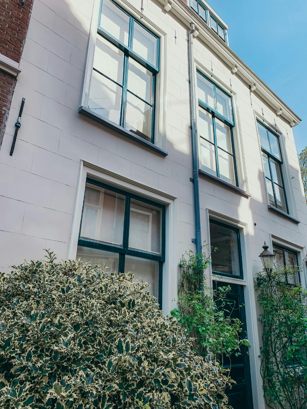 Wilt u graag weten hoe het proces van glas bestellen gaat? Wij zijn graag transparant over ons proces. Lees hiet het proces van Quality Glass. De foto laat een prachtig witte gevel met glas zien.
