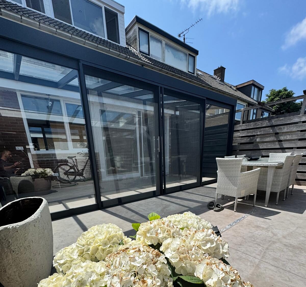 Genieten van de tuin of prachtige uitzicht vanuit uw huis. Met de glazen schuifdeuren van Quality Glass is dit mogelijk.