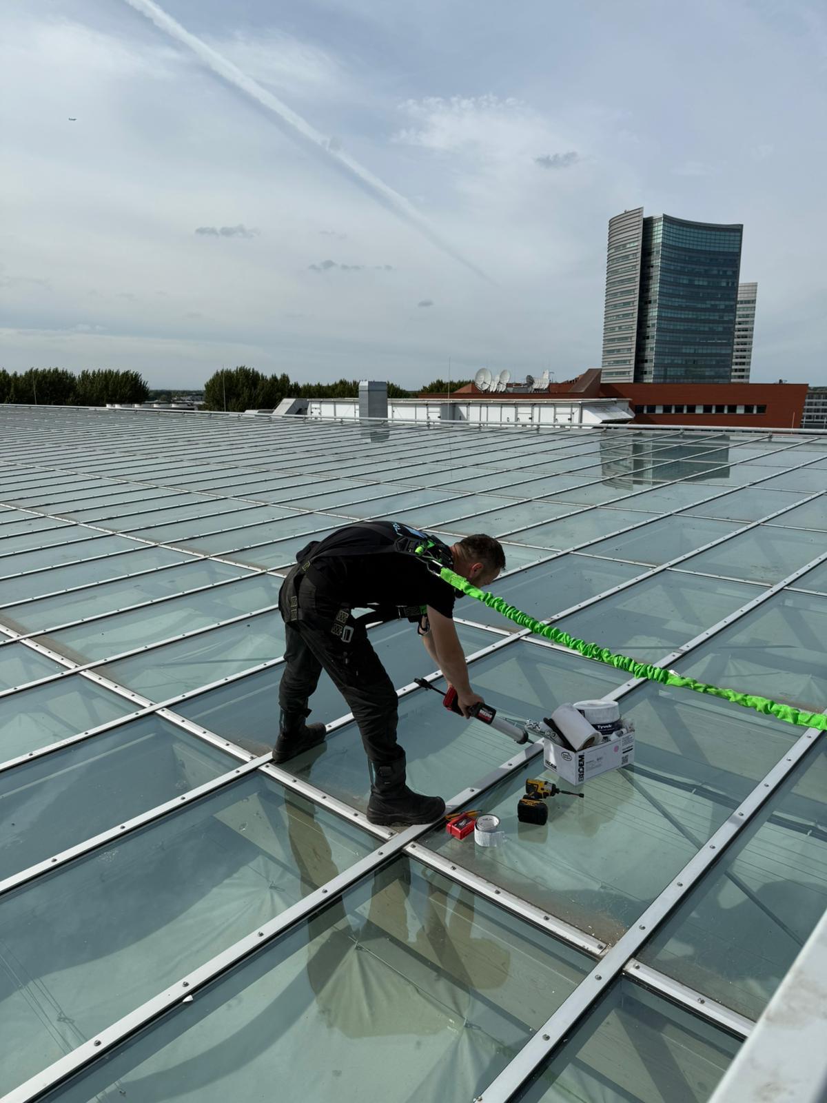 Glas geplaatst op schoolgebouw in Amsterdam