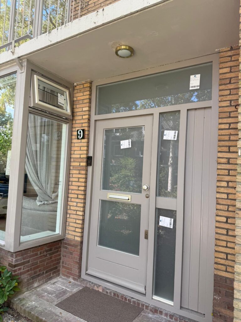 Glas in deur vervangen en ook de ruiten erom heen