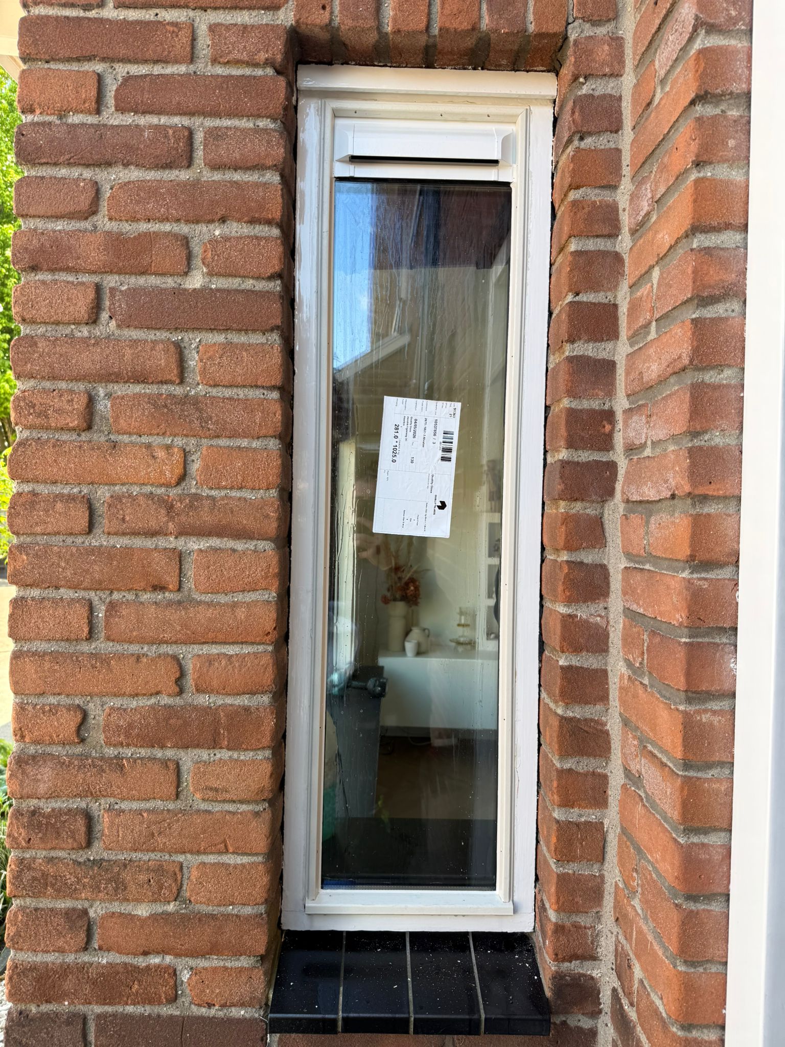 Glasschade ruit aan de buitenkant van een huis veroorzaakt door kinderen