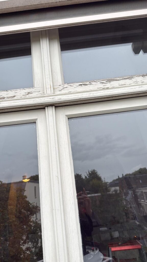 Houten kozijnen die vervangen moeten worden door houtrot
