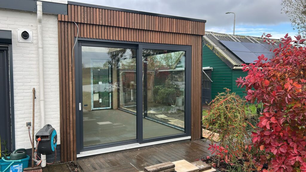 Houten uitbouw zijkant met glas