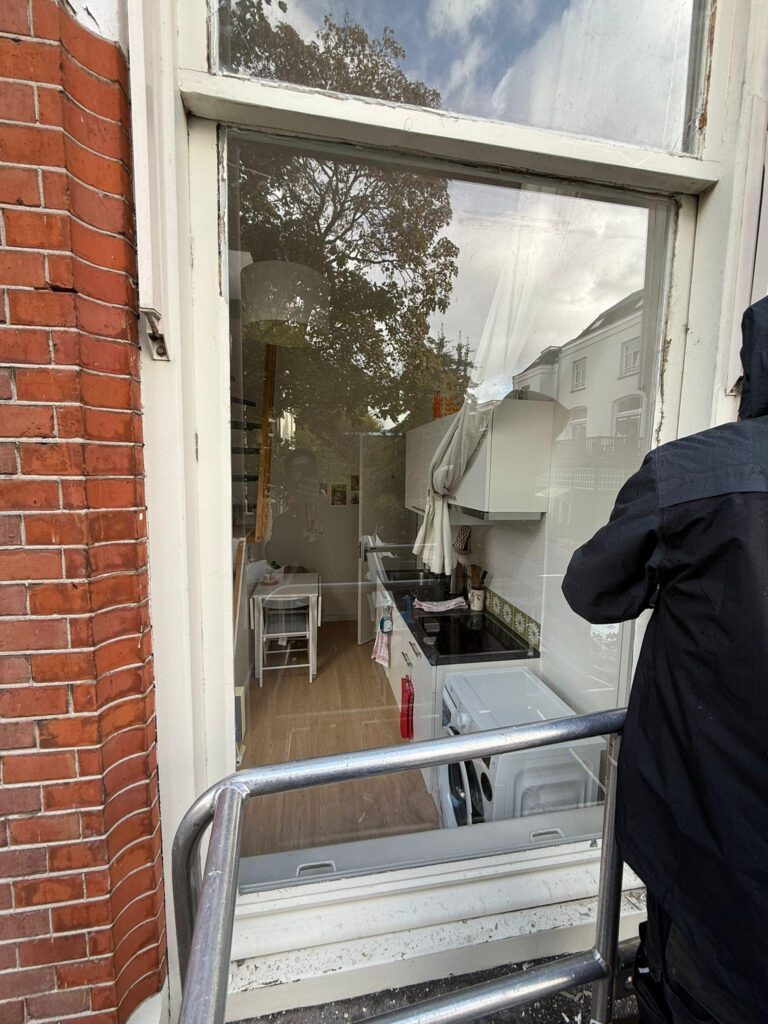 dubbel glas aanvervangen toe, te zien aan de vocht in de spouw
