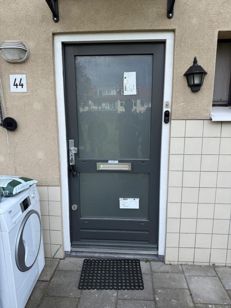 Deur met een grote ruit en een smal zijlicht