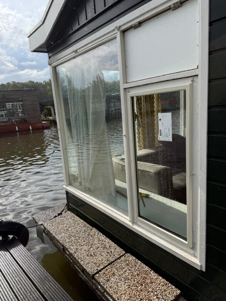 Brede raampartij met een horizontaal ventilatierooster boven het glas