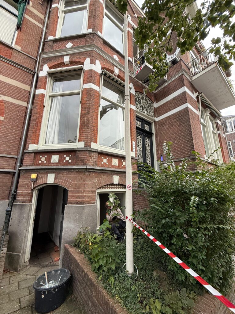 Karakteristieke bakstenen gevel met erker en houten ramen